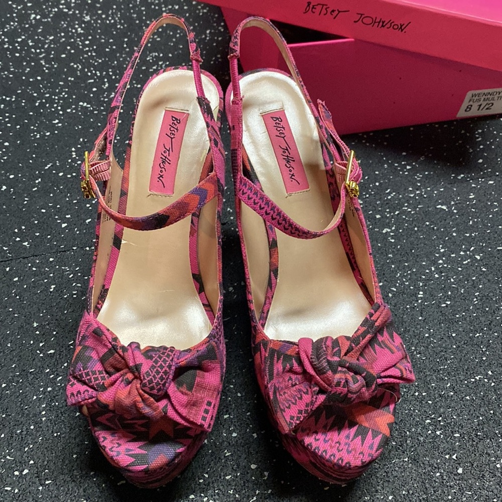 NIB Betsy Johnson Wenndy Fuchsia Multi Strappy Wedges - Picture 2 of 11